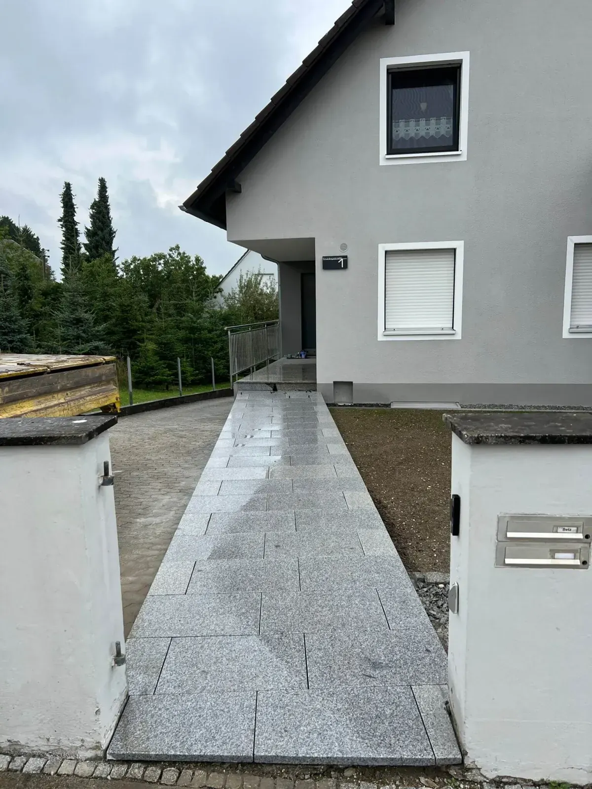 Granit-Eingang mit sauberer Pflasterung