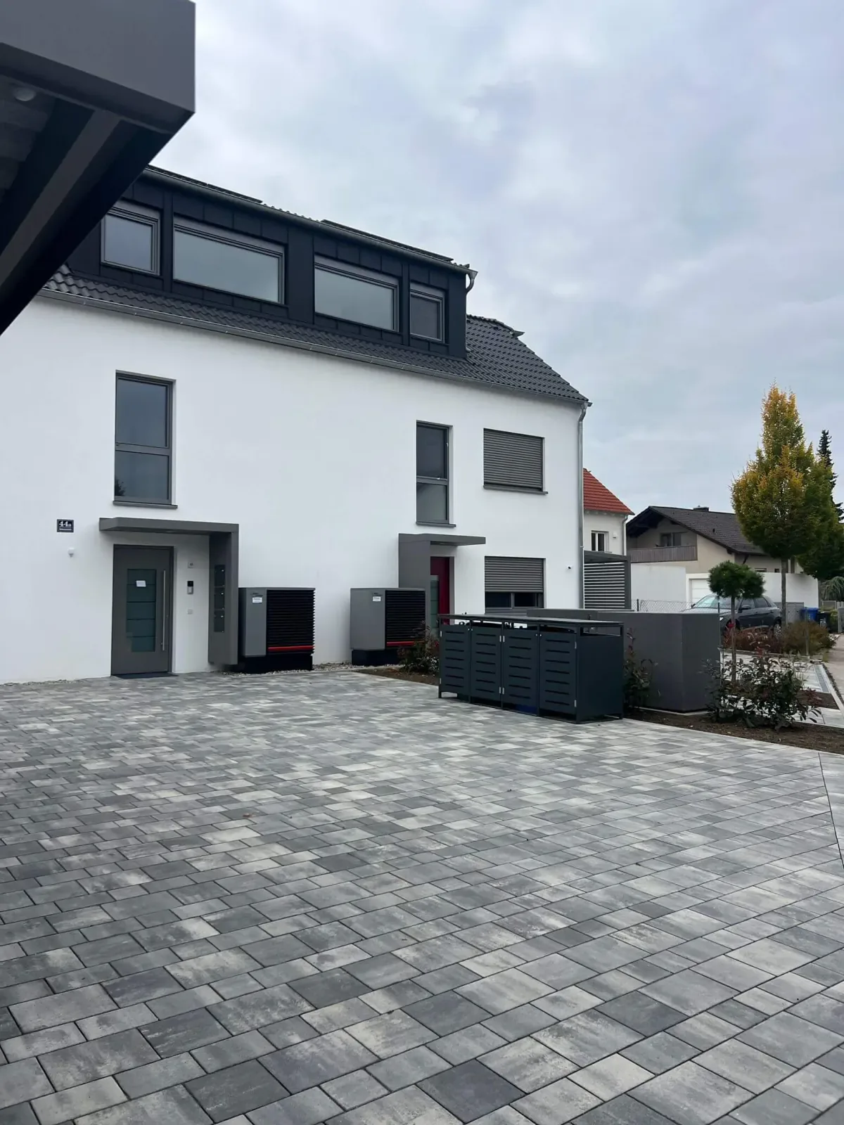 Nachher: fertig verlegte Pflasterfläche im Reihenverband, gleiche Einfahrt nach Abschluss der Arbeiten