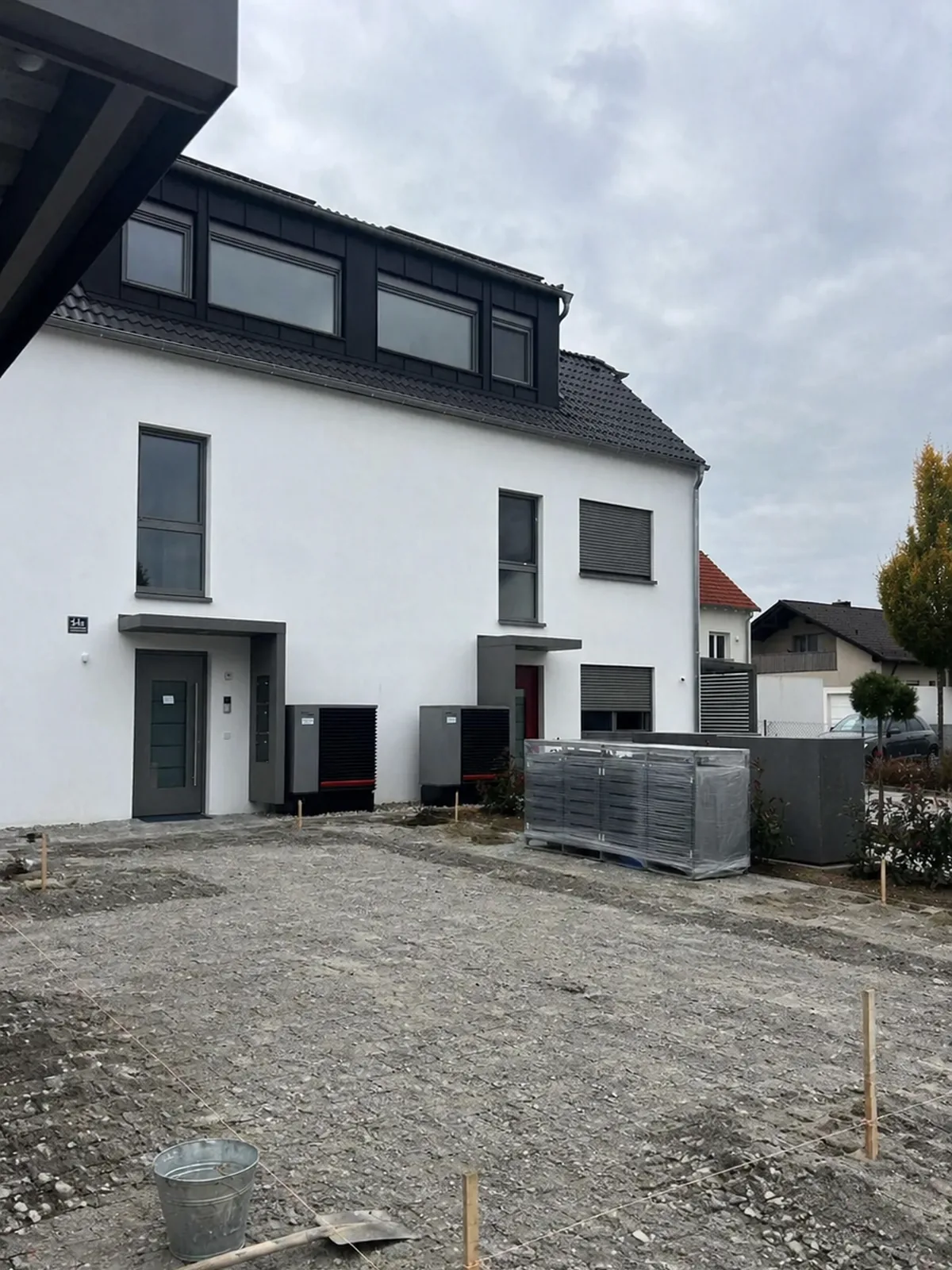 Vorher: Hofeinfahrt mit Schotter-Untergrund und Fluchtschnüren, vor Verlegung der Pflastersteine